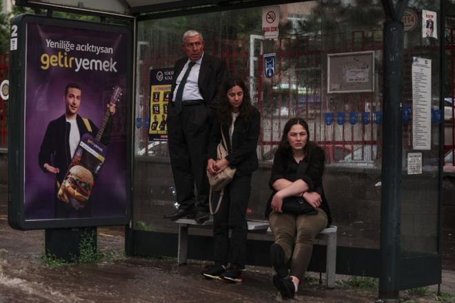 Saanaa hazrlksz yakalanan baz vatandalar ise metro ile otobs duraklarnn ve binalarn kapal alanlarnda yan bitmesini bekledi.