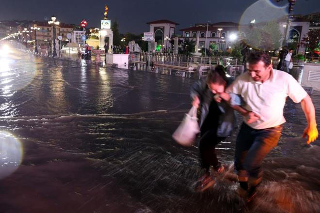 Yamur altnda yrmek zorunda kalan baz Ankarallar, ayaklarnn slanmasn nlemek amacyla ayakkablarna poet geirdi.