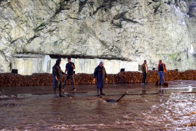 Belediyeler, tkanan rgarlar amak iin alma balatt.