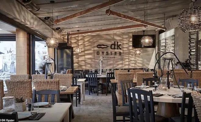 Yunan gazetesi &#952;EMA'ya konuan Moulton, restoran alanlarnn nlerini keserek ieriye girmeleri iin srar ettiini syledi.