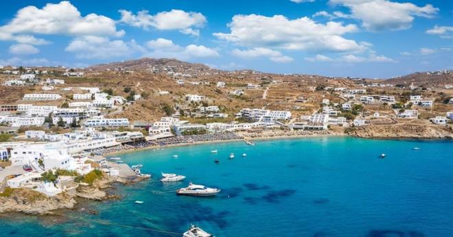 AYNI RESTORANIN PEK OK VAKASI VAR    Dier taraftan,  Platis Gialos Yunanistan?n pahal lks otelleri ve restoranlar ile nl bir blgesi. Buradaki yksek hesaplarla ilgili Moultonlarn dnda pek ok turist ikayetlerini dile getirdi.    2019'da baka bir Amerikal turist, ayn restoranda kalamar ve birka iki iin 836 euroluk (yaklak 15 bin lira)  hesap gelmesinin ardndan oke olduunu aklad.