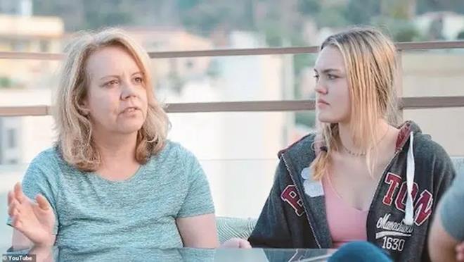 ki Amerikal turist, iki iki ve bir  yenge baca iin 600 eurodan (yaklak 11 bin lira) fazla para alan bir Yunan restoranna kar yasal ilem balatt. Brenda Moulton ve 19 yandaki kz Kaylea, Mikonos'taki Platis Gialos plajn ziyaret ederken, DK Oyster Bar'n kendilerini tuzaa drdn ve fazla cret dediklerini ne srd.