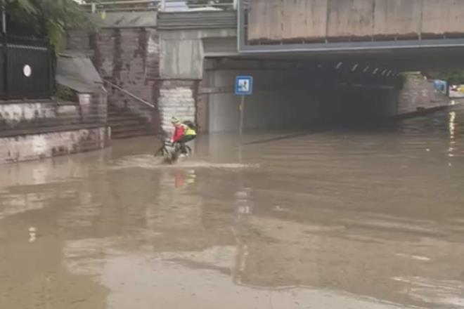 Bisiklet kullancs, suyun derinliini bisikletiyle lmeye alrken yanndan gemek isteyen kadn dengesini kaybederek suya gmld.