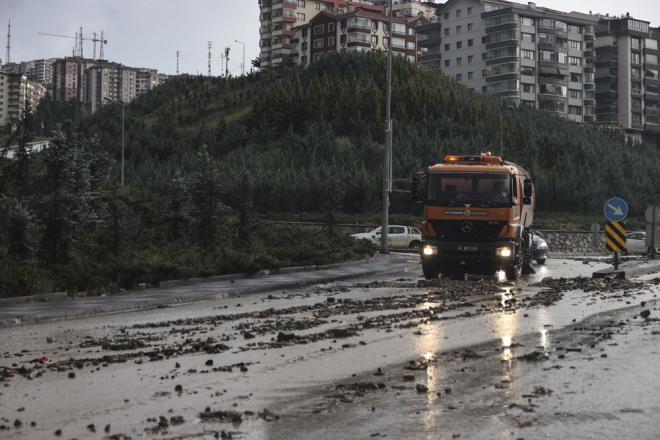 Ankara Valiliinden yaplan aklamada ?Son meteorolojik deerlendirmelere gre; 9 Haziran Perembe gn le saatlerinden itibaren ilimizin kuzey ve bat ilelerinde yerel olarak kuvvetli gk grltl saanak ya, ya annda kuvvetli rzgr ve dolu ya beklendiinden ani sel, su baskn, yldrm, ulamda aksamalar gibi olumsuzluklara kar dikkatli ve tedbirli olunmas gerekmektedir? denildi.