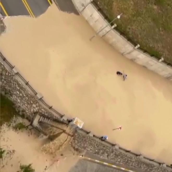 Ankara'da etkili olan saanak gnlk yaam olumsuz etkilerken, cadde ve sokaklar suyla doldu, ev ve i yerlerini su bast, ara srcleri yollarda mahsur kald.