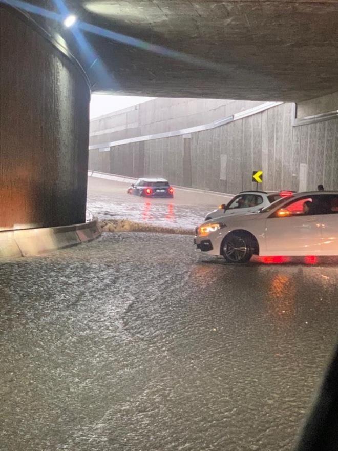ankaya'da baz alt geitler de sular altnda kald. Aralarn bir ksm suya batarken, baz aralarn da ilerlemekte glk ektii grld.