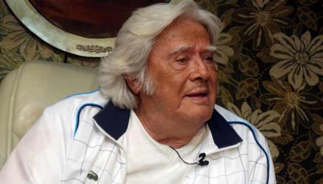 Yalnzca 2 yl sren evliliin ardndan einden boanan ve oyunculuk kariyerinde ilerleyen Arkn kzyla 50 yldr grmyor.