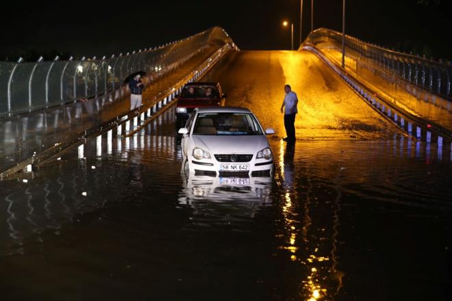 Gltepe Mahallesi'nde yolda oluan su birikintisi nedeniyle otomobiliyle mahsur kalan Recep Erce, ekiplerin yardmyla kurtarld. Kyafetleri slanan Erce'ye salk ekipleri tulum verdi.
