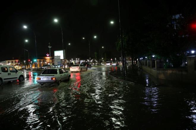 Kentte saanan ardndan baz cadde ve sokaklar, su altnda kald. Yollarda oluan su birikintileri, srclere ve yayalara zor anlar yaatt.