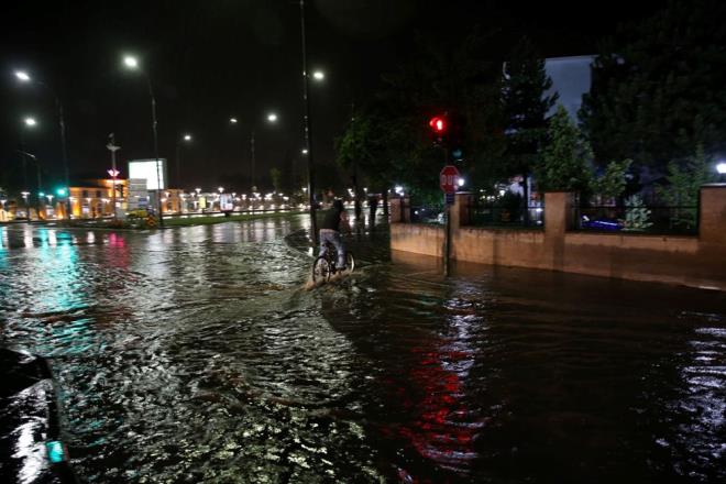 Sivas'ta akam saatlerinde balayan saanak yaam olumsuz ynde etkiledi.