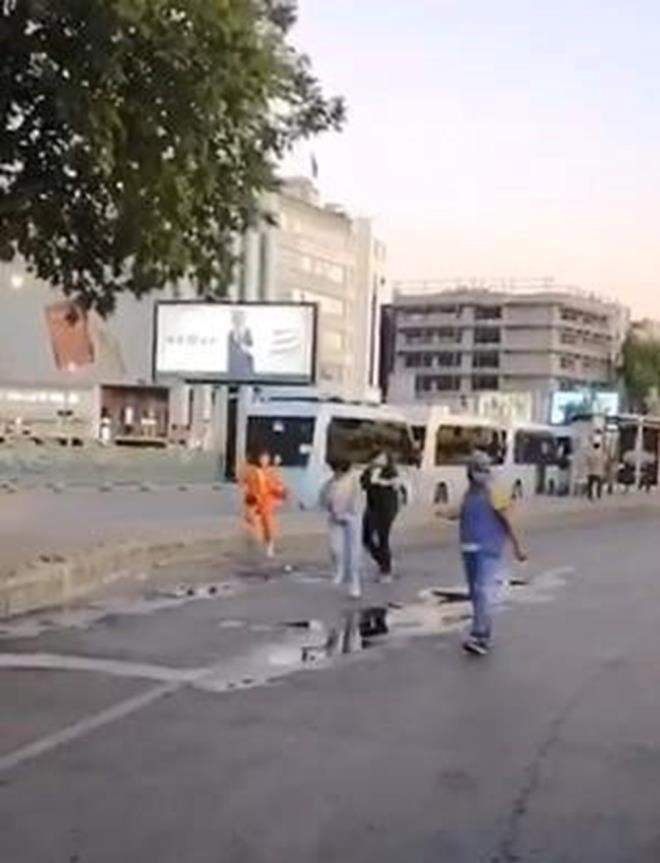 Yavrularn korumak isteyen kargalardan kaanlar, balarn koruyarak caddeden uzaklat.