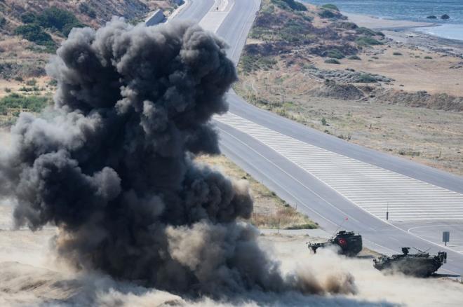 Topu ve havan atlaryla desteklenen amfibi harekatta, yerli ve milli imkanlarla ina edilen TCG Heybeliada ve TCG Bykada, 6 kilometre mesafeden 76 milimetrelik deniz toplarn ateledi. Senaryo gerei dmann sembolik komuta yeri, Trk ve ABD topu bataryalaryla ate altna alnd.