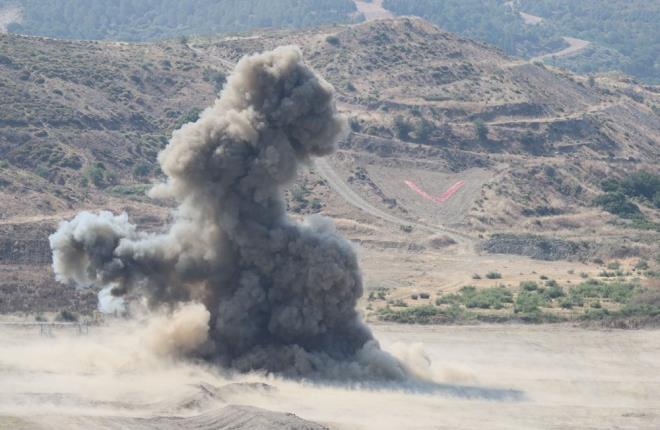 Dman hedeflerinin obslerle vurulduu tatbikatta, karmaya katlan unsurlara gei amak iin AKSAR (Roketle sevk edilen hat imha hakk) ve YGAS (infilakl yaya gei ama sistemi) kullanld.