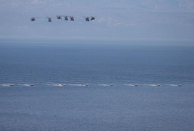 AKINCI THA'LAR BATMAN'DAN HAVALANDI    Tatbikatta kyya yanaan karma gemilerinin kapak atmas srasnda Batman'daki slerinden havalanan Aknc THA'lar da tam isabetli atlaryla harekata destek oldu.