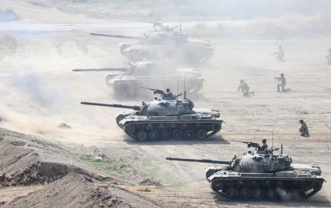 Meskun mahal muharebesi ksmnda ise tanklarn sahaya girmesinin ardndan SHA atlar yapld. Ayrca ayarlanabilen tetik hassasiyetli KNT-76 keskin nianc tfei ile tam isabet atlar yapld. Tespit edilen dman zrhl aralar tanksavarlarla vuruldu.