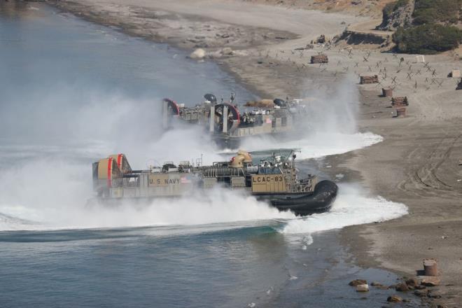 karma harekatna TCG Bayraktar ve TCG Sancaktar da katld. Amfibi harekatna destek iin topu atlar srerken, Bora keskin nianc tfeiyle keskin nianclar 600 metreden hedefleri baaryla vurdu.