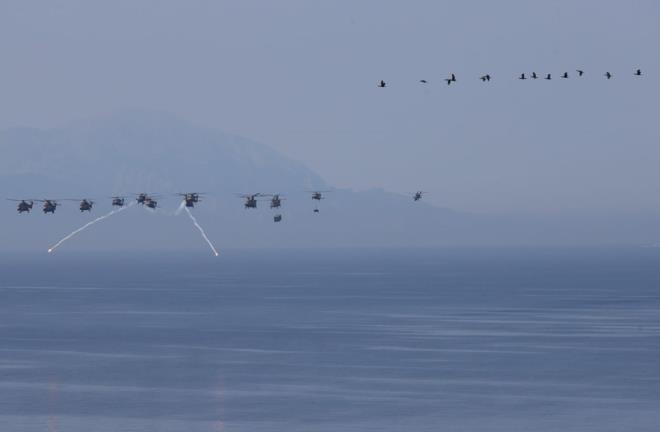 Amfibi harekat, taarruz helikopterlerinin atlaryla devam etti. Uzun Menzilli Tanksavar Fze Sistemi (UMTAS) atlarnda hedefler tam isabetle vuruldu. Topu ve havan atlar da blgeyi bask altna ald.