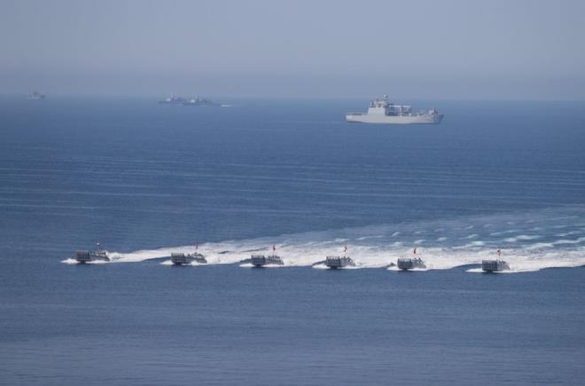 Tatbikatta bir dman denizalt bulunduu senaryosu zerine tam yeri belirlenmesi iin 3 Sikorsky helikopteri, deniz yzeyine yaklaarak sonar cihaz daldrd. Deniz karakol ua da denizalty etkisiz hale getirmek iin torpido att.