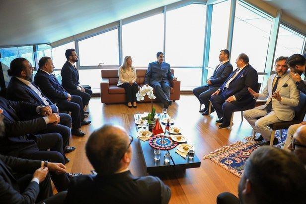 Mutluluu gzlerinden okunan Madoro, paylamna "Kurulu Osman dizisinin oyuncular ile yaptm bu harika bulumadan ve Trk insannn kltrn tanm olmaktan minnettarm. Karde halklarmzn kltrel entegrasyonunu daha da glendirmeye alyoruz" eklinde not dt.