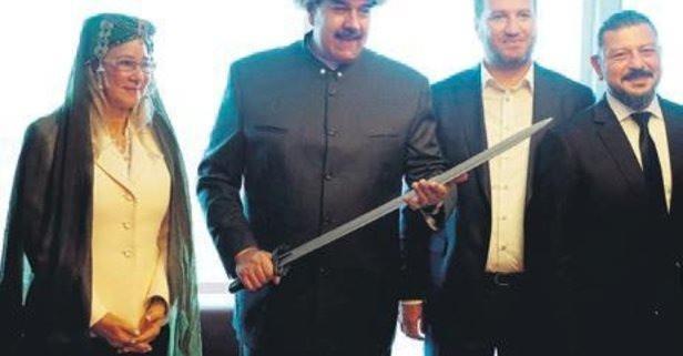 Elinde klla pozlar veren Maduro'ya ziyareti esnasnda brk apka hediye edildi.