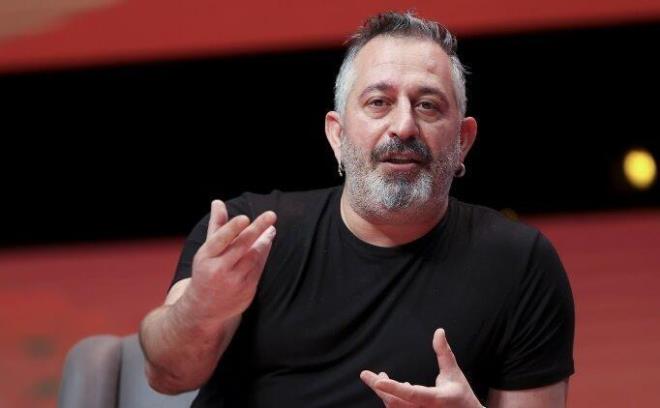 Eran Kuneri dizisindeki baarszln kabullenemeyen Cem Ylmaz, sosyal medya hesabndan yapt paylamla yeni bir projeye baladn duyurdu. Karakomik Filmler 2: Emanet filmindeki karakterlerden biri olan Ayzek'e ayr bir film yapmaya karar veren Ylmaz, komediyle ticareti kartrnca tepkilerin odak noktas haline geldi.