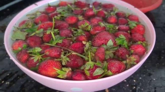 SRKEYLE TEMZLEYN  <br>  Marketten satn alnan ileklerin haerelerden ve virslerden korumak iin zirai ilalardan pestisit pskrtlmektedir. ocuklarnza yedirmeden nce bu kimyasal ilalardan arndrmanz oluabilecek tehlikeli durumlarn nne geer.