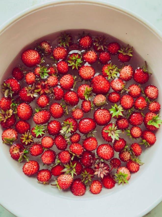 ilekleri tek tek elinize alp souk suyla musluun altnda ayrntl bir ekilde bakterilerden ve mikroplardan arndrabilirsiniz.