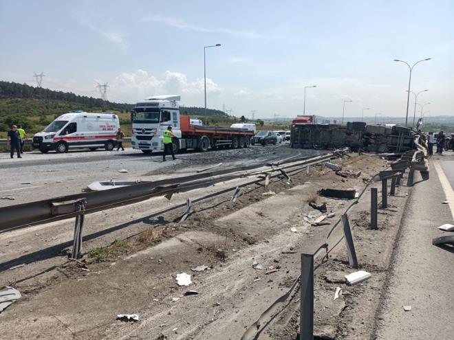 Kar eride geen kamyon, o srada Edirne istikametine giden Metin Bozkurt ynetimindeki TIR'a arpt. arpmann etkisiyle TIR'n arkasndan gelen 4 ara kazaya kart.