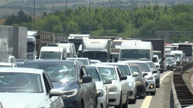 TEM Otoyolu'nda her iki ynde trafik younluu olutu. Yola dklen imentonun temizlenmesi ve aralarn yoldan kaldrlmasnn ardndan trafik normale dnd.