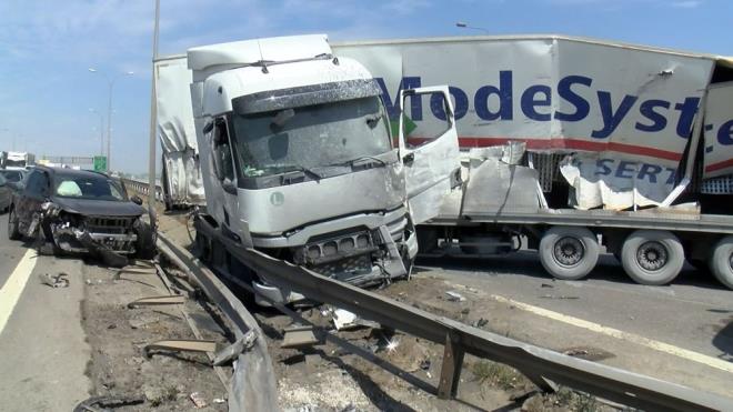 Yola dklen imento, i makinesi yardmyla yoldan temizlendi. Karayollar ekipleri vinle aralar kaldrd.