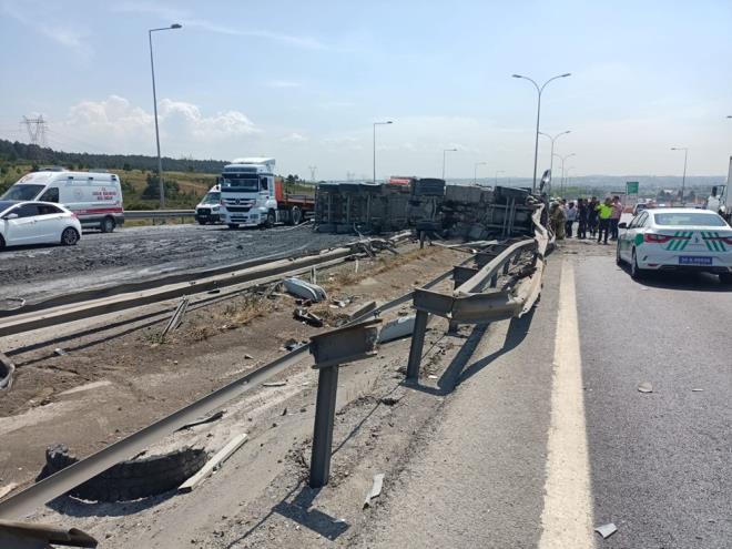 ddiaya gre; Ankara istikametine giden Mira iek ynetimindeki imento ykl hafriyat kamyonu, srcsnn direksiyon hakimiyetini kaybetmesi sonucu bariyerlere arparak kar eride geti.