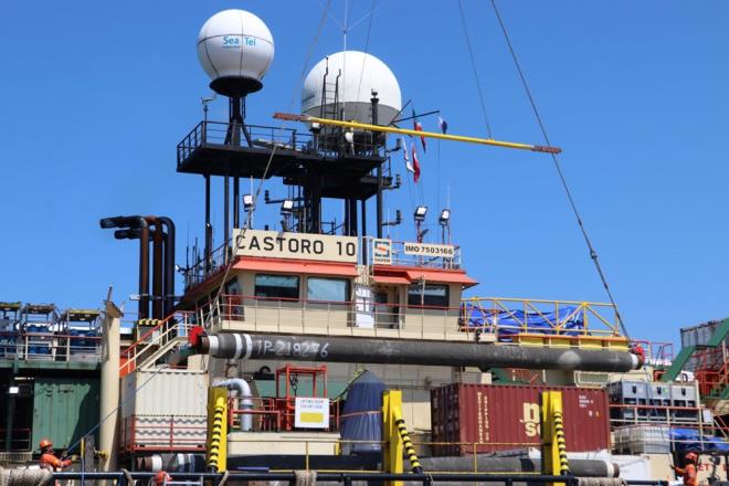 2023'TE EBEKEYE VERLECEK    u ana kadar 12 metre uzunluunda yaklak 21 bin borunun limana indii Filyos'ta son sevkiyatn da bu ay iinde tamamlanmas planlanyor.    "Castoro 10" gemisinin ileminin ardndan derin denizde boru serimi iin ise "CastorONE" isimli gemi Trkiye'ye gelecek.    Sakarya Gaz Sahas'nda deniz altna kurulacak retim sistemine ilk olarak 6 ila 10 kuyu balanacak ve bu kuyulardan gnlk 10 milyon metrekp gaz retilerek 2023'te Trkiye'nin doalgaz ebekesine verilecek. Bu miktar yllk bazda 3,5-4 milyar metrekpe denk gelirken, retim dnyadaki bu tr sahalarda da olduu gibi kademeli olarak artacak.