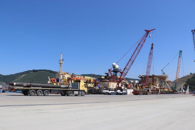 Karadeniz'de en yksek retim seviyesine 2027-2028'de ulalmas beklenirken, bu dnemde gnlk 40 milyon metrekp, yllk bazda ise yaklak 15 milyar metrekp gaz retilmi olacak.    Cumhurbakan Erdoan, 21 Austos 2020'de Fatih sondaj gemisinin Karadeniz'de Sakarya Gaz Sahas'ndaki Tuna-1 kuyusunda 320 milyar metrekp doal gaz kefettiini aklamt. Bu keif, Trkiye'nin tarihindeki en byk gaz kefi olarak kaytlara gemiti.