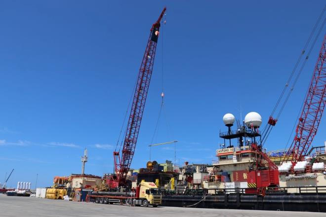 Birok ilke imza atacak projenin hayata gemesi iin denizde ve karada 4 bin 200 alan mesai harcyor, gaz karaya karmak iin 3' sondaj olmak zere 16 gemi de almalara destek veriyor.    Denizin 2 bin 200 metre altnda ve karada devam eden almalar planland gibi ilerliyor.