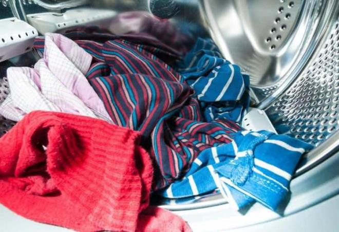 Eer elde ykamak yerine makineye atmak isterseniz de mutlaka pantolonu ters evirip ters bir ekilde atmanz daha dorudur. Bylece uzun sre rengini koruyabilirsiniz.