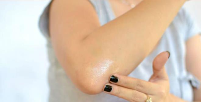 1- Karbonat<br>Bir yemek ka karbonat ile bir yemek ka st kartrn. Bu karm kararm olan blgelere srn. 5-10 dakika bekleyin ve lk su yardmyla durulayn. Her gn uyguladnzda deiimi greceksiniz.