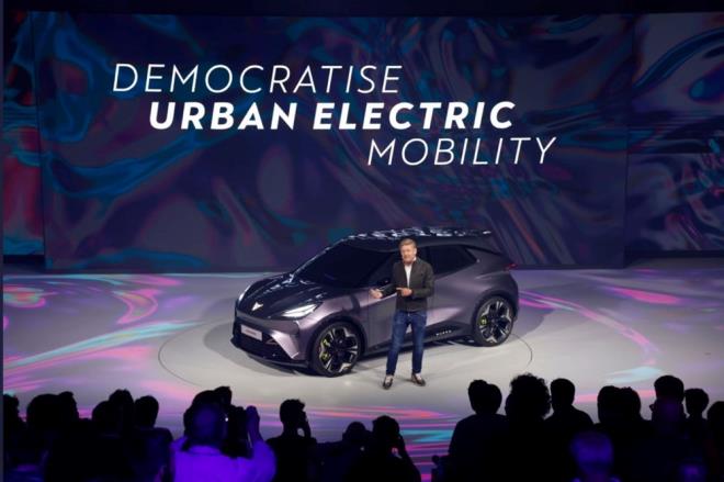 Etkinlikte tantm yaplan ve en ne kan model UrbanRebel oldu. Getiimiz radikal bir tasarmla tantlan elektirkli UrbanRebel, ehirli haliyle karmza kt.