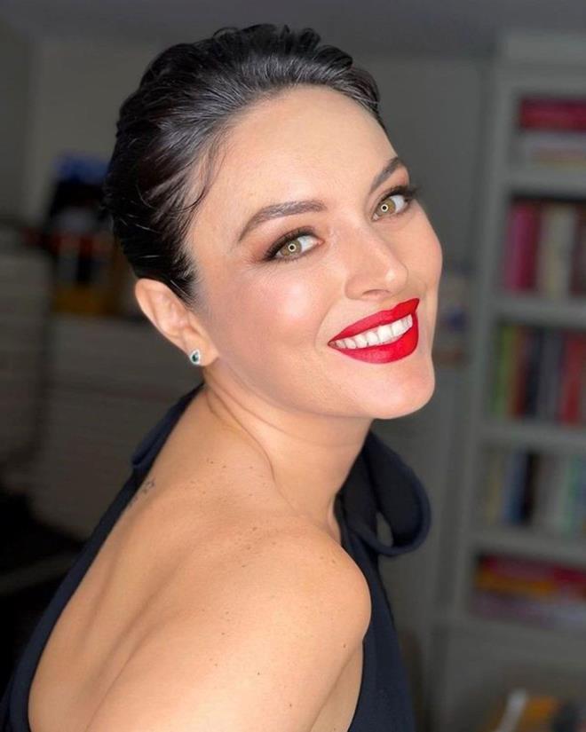 Ezgi Mola'ya verilen adli para cezasnn gerekesi akland - 5  OYUNCUYA DAVA AILDI    Musa Orhan'n avukat, Ezgi Mola'nn paylam ile ilgili Ankara Cumhuriyet Basavcl'na su duyurusunda bulundu. Soruturma kapsamnda Mola hakknda 'sesli, yazl veya grntl bir ileti ile hakaret' ve 'hakaret' sularndan 2 yl 4 aya kadar hapis cezas istemiyle dava ald.