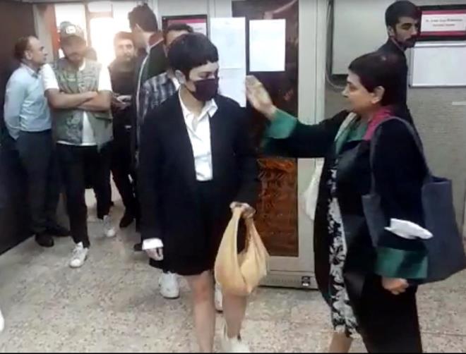 MOLA SESSZ KALMADI    Orhan hakknda, 'nitelikli cinsel saldr' suundan 12 yldan az olmamak zere hapis cezas istemiyle dava ald. Tutuksuz sank Orhan'a yarglanmas srerken, sosyal medyada tepki yad. Oyuncu Ezgi Mola da 20 Austos 2020'de sosyal medya hesabndan tepki paylamnda bulundu.