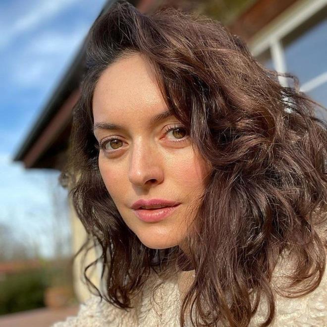 Gerekede, sank avukatlarnn savunmalarnda katlan tarafndan oluturulan haksz bir fiile tepki amacyla dava konusu paylamn yapld, sank lehine TCK'nn 129/1'inci maddesinde yer alan, 'Hakaret suunun haksz bir fiile tepki olarak ilenmesi halinde, verilecek ceza te birine kadar indirilebilecei gibi, ceza vermekten de vazgeilebilir' hkmnn uygulanmasnn istendii; ancak katlann sana ynelik bir eylemi olmamas nedeniyle bu maddenin uygulanmad vurguland.