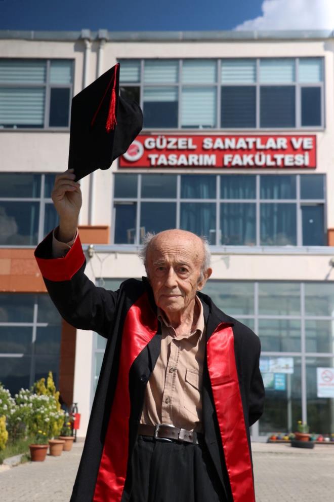 Buna ramen blm ikincisi olan Balka, mezun olamasa da mezuniyet treninde cbbe giyip kep frlatacak.