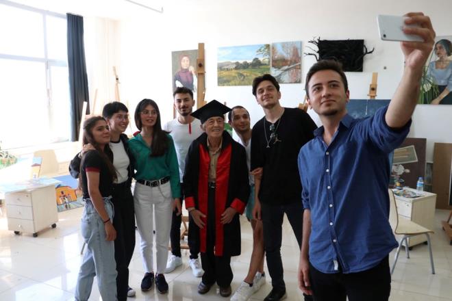 Hamdi Balka,  emekliliinin ardndan yaylalarda resim yapmaya baladn ama bilginin de gerektiini anladn syledi.    Bunun zerine niversite snavna girerek baarl olduunu vurgulayan Balka, "Hi olumsuz tepki almadm. Kendini gen hissedenlerden kabul ettiler beni" dedi.    Birlikte renim grd rencilerin bu yl mezun olduunu belirten Balka, "Ben de Allah ksmet ederse seneye mezun olacam. Cide ilesinde denize kar bir evim var, terasa oturup resim yapacam. ocuklarm hastalmdan dolay okula gelmemi istemiyor. Eim de destek vermiyor, endieli. 'Senin gibi hasta olan insanlar iin iyi bir ey deil' diyorlar ama ben onlar dinlemiyorum" diye konutu.