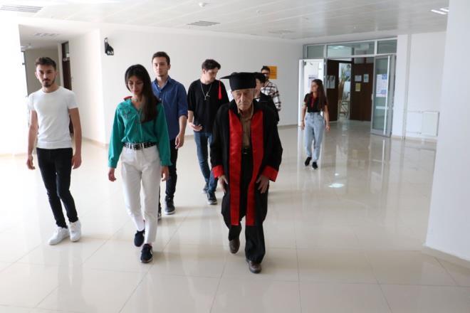 Emekliliinin ardndan Kastamonu'nun Ara ilesindeki kyne yerleen Balka, burada resim yapmaya balad.    Teknik olarak yetersiz kaldn dnen Balka, niversite eitimi almaya karar verdi.