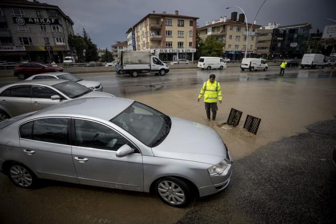 leden sonra aniden bastran ve kentin tamamnda etkili olan ya nedeniyle baz alt geitler suyla doldu. Baz cadde, bulvar ve sokaklarda da trafikte aksamalar yaand.  <br>  ileri Bakanl Szcs ve Ankara Valisi smail atakl, blgedeki almalarla ilgili Twitter hesabndan aklamalarda bulundu.  <br>  atakl'nn aklamasnda u ifadeler yer ald:   <br>  "Saat 16:00 itibariyle aa devrilmesi, at umas, toprak kaymas, su baskn, mazgal tkanmas vb 112 zerinden itfaiyeye 1378, Afad?a 159 ihbar ulat. Mahsur kalan  ocuk kurtarld. Bir sele kaplma ihbar bulunmakta olup AFAD ve JAK ekipleri ynlendirildi."