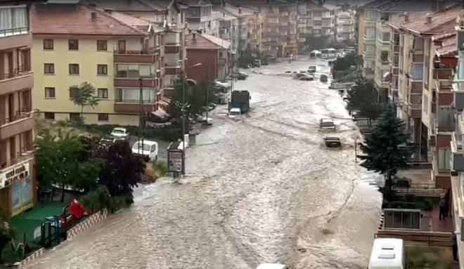 Ankara'da etkili olan saanak hayat olumsuz etkiledi.