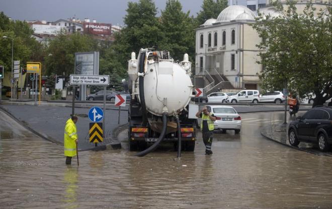 YOLLAR GLE DND    iddetli ya, zellikle ankaya, Mamak, Altnda ve Keiren ilelerinde etkili oldu. Birok noktada su birikintileri olutu, ankaya Dikmen blgesinde baz yollar ksa srede gle dnd.