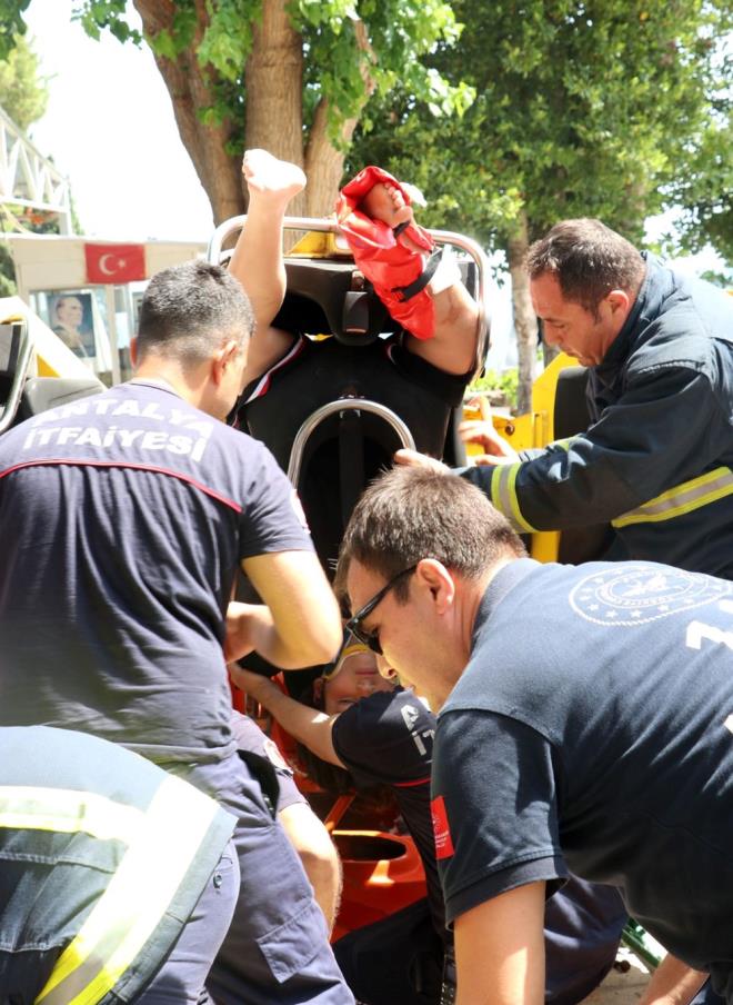 Salk ekiplerinin mdahalesi sonras ocuklar, hastaneye gtrld. Polis, olayla ilgili inceleme balatt.