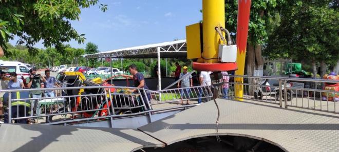 Lunaparkta oyuncak koparak dt: Ba aa kurtarlmay beklediler - 5  ALELER PANK YAADI    Kurtarma almalar srerken yaralanan ocuklarn aileleri ise panik yaad.    ocuklardan Bura Yaz Koyun, "Eleniyorduk. Bindiimiz oyuncak krlp, ters dnd. Altnda kaldk. tfaiye beni ve arkadalarm kard. Ayamda ar var" dedi.