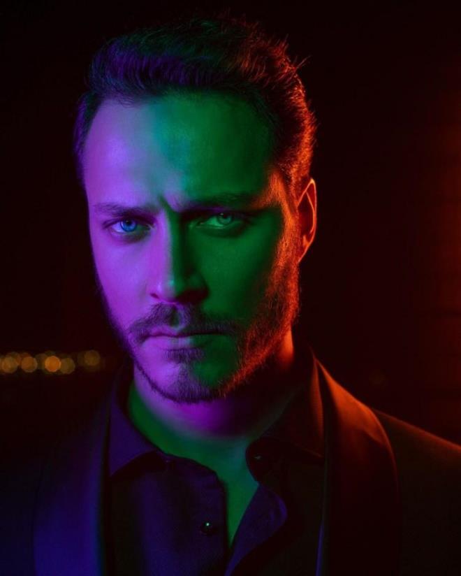 Diziden ayrldktan sonra imajn yenilen oyuncu belli bir  sre ailesiyle vakit geiren elik, yeniden ekrana kmaya hazrland.