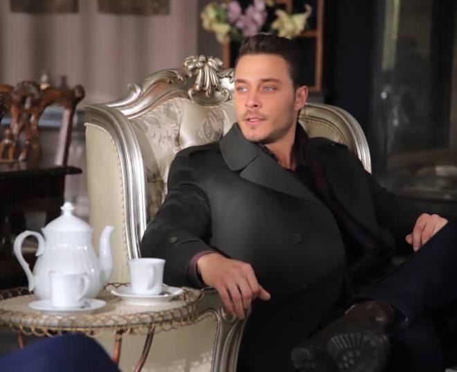 42 lkeden 56 modelin katld yarmada "En yi Erkek Model" seilen elik, daha sonra oyunculua yneldi.